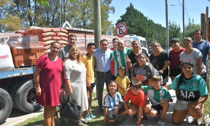 Florencio Varela - El intendente Andrés Watson entregó recursos al Club Social, Deportivo y Cultural “Carolina II”